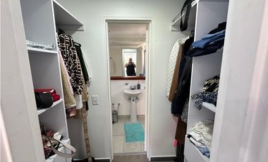 HERMOSO APARTAMENTO AMOBLADO EN EL POBLADO MEDELLIN AMPLIO E ILUMINADO