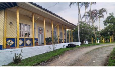 SE VENDE FINCA  CAMPESINA CERCA A QUIMBAYA CERCA VIA PRINCIPAL