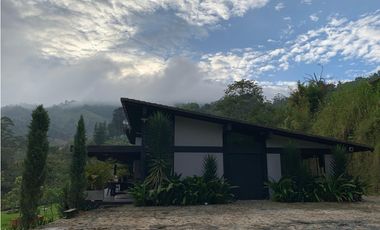 EXPECTACULAR FINCA MODERNA MUY CERCANA AL CASCO URBANO