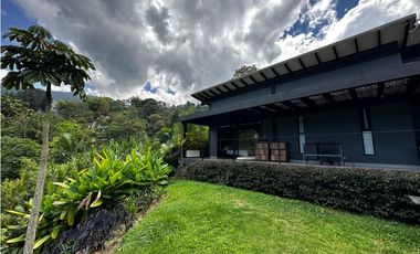 EXPECTACULAR FINCA MODERNA MUY CERCANA AL CASCO URBANO