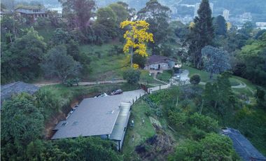 EXPECTACULAR FINCA MODERNA MUY CERCANA AL CASCO URBANO