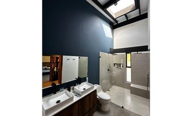 EXPECTACULAR FINCA MODERNA MUY CERCANA AL CASCO URBANO