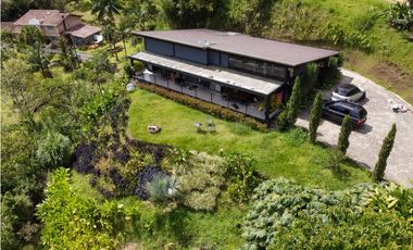 EXPECTACULAR FINCA MODERNA MUY CERCANA AL CASCO URBANO