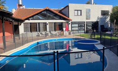 Venta  Chalet 9 Amb. S/Lote 20x45  Ramos Mejía  con Piscina