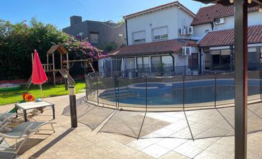 Venta  Chalet 9 Amb. S/Lote 20x45  Ramos Mejía  con Piscina