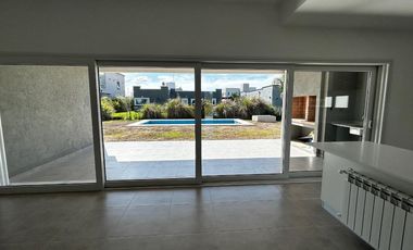 Casa en venta - 4 Dormitorios 4 Baños - Cocheras - 215Mts2 - Guernica