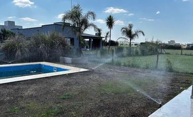Casa en venta - 4 Dormitorios 4 Baños - Cocheras - 215Mts2 - Guernica