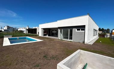 Casa en venta - 4 Dormitorios 4 Baños - Cocheras - 215Mts2 - Guernica