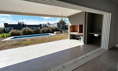 Casa en venta - 4 Dormitorios 4 Baños - Cocheras - 215Mts2 - Guernica