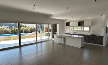 Casa en venta - 4 Dormitorios 4 Baños - Cocheras - 215Mts2 - Guernica
