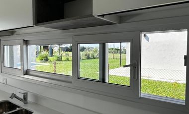 Casa en venta - 4 Dormitorios 4 Baños - Cocheras - 215Mts2 - Guernica