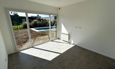 Casa en venta - 4 Dormitorios 4 Baños - Cocheras - 215Mts2 - Guernica