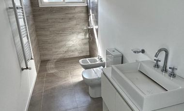 Casa en venta - 4 Dormitorios 4 Baños - Cocheras - 215Mts2 - Guernica