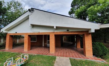 Casa Quinta en Barrio Parque Los Ombúes