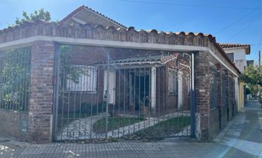 Casa en venta - 2 Dormitorios 3 Baños - Cochera - 200Mts2 - Berazategui
