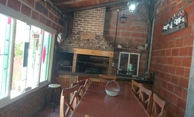Casa en venta - 2 Dormitorios 1 Baño - Cochera - 273Mts2 - Berazategui