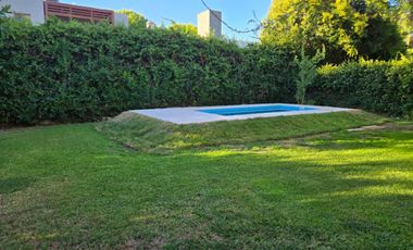 Casa en  alquiler en BARRIO RINCON CLUB DE CAMPO, 3 dormitorios, con quincho y pileta