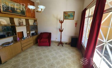 Venta de Casa 3 ambientes con jardín, cochera y patio con quincho en Wilde