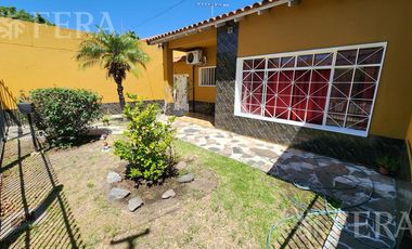 Venta de Casa 3 ambientes con jardín, cochera y patio con quincho en Wilde
