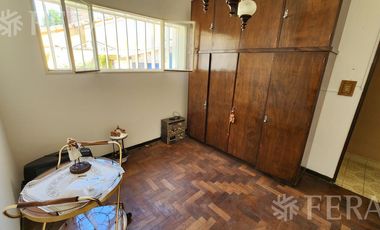 Venta de Casa 3 ambientes con jardín, cochera y patio con quincho en Wilde