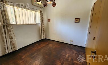 Venta de Casa 3 ambientes con jardín, cochera y patio con quincho en Wilde