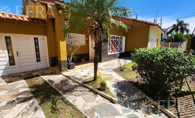 Venta de Casa 3 ambientes con jardín, cochera y patio con quincho en Wilde