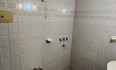 Venta de Casa 3 ambientes con jardín, cochera y patio con quincho en Wilde