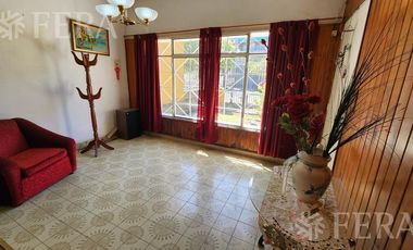 Venta de Casa 3 ambientes con jardín, cochera y patio con quincho en Wilde