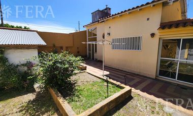 Venta de Casa 3 ambientes con jardín, cochera y patio con quincho en Wilde