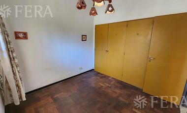 Venta de Casa 3 ambientes con jardín, cochera y patio con quincho en Wilde