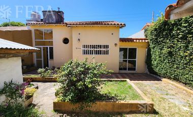Venta de Casa 3 ambientes con jardín, cochera y patio con quincho en Wilde