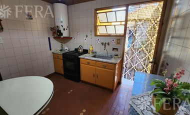 Venta de Casa 3 ambientes con jardín, cochera y patio con quincho en Wilde