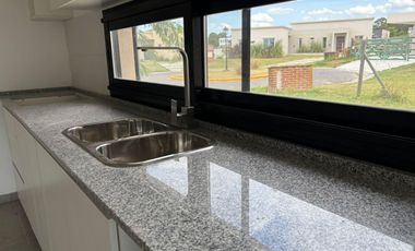 Casa en Venta en San Sebastian TRES DORMITORIOS ppal en suite con vestidor!!! En San Sebastian Area 12