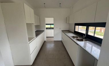 Casa en Venta en San Sebastian TRES DORMITORIOS ppal en suite con vestidor!!! En San Sebastian Area 12