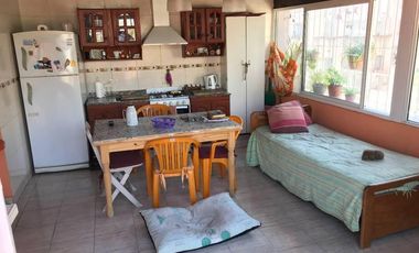 Hortiguera 1800 Pque. Chacabuco  Excelente casa de 5 ambientes con terraza