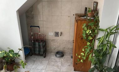 Hortiguera 1800 Pque. Chacabuco  Excelente casa de 5 ambientes con terraza