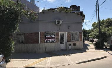 Hortiguera 1800 Pque. Chacabuco  Excelente casa de 5 ambientes con terraza