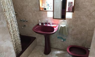 Hortiguera 1800 Pque. Chacabuco  Excelente casa de 5 ambientes con terraza