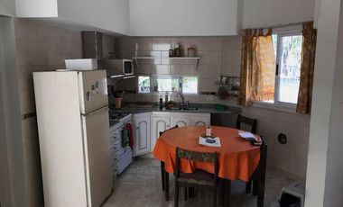 Hortiguera 1800 Pque. Chacabuco  Excelente casa de 5 ambientes con terraza