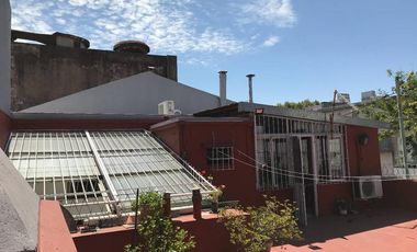 Hortiguera 1800 Pque. Chacabuco  Excelente casa de 5 ambientes con terraza