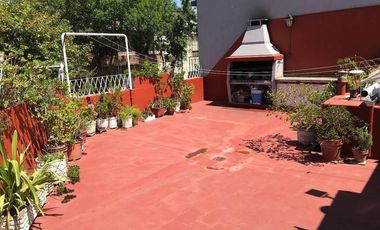 Hortiguera 1800 Pque. Chacabuco  Excelente casa de 5 ambientes con terraza