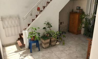 Hortiguera 1800 Pque. Chacabuco  Excelente casa de 5 ambientes con terraza