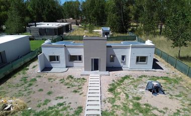VENDE CASA EN LOS CANALES DE PLOTTIER
