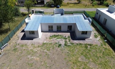 VENDE CASA EN LOS CANALES DE PLOTTIER