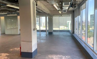 ARRIENDO Oficina habilitada de 309,85 m2, Metro Pedro de Valdivia