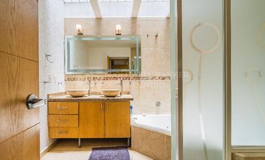 Casa en Venta en Punta Juriquilla: Exclusividad, Espacio y Comodidad en Altavista Condominio Puerta de Hierro