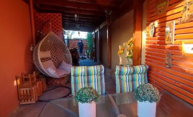 LINDA CASA CON GRAN TERRAZA TECHADA Y PATIO