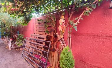 LINDA CASA CON GRAN TERRAZA TECHADA Y PATIO