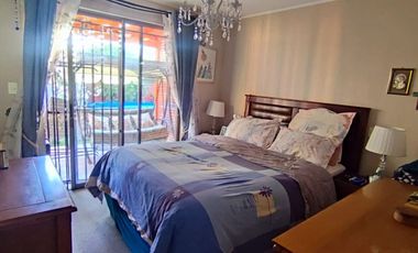 LINDA CASA CON GRAN TERRAZA TECHADA Y PATIO