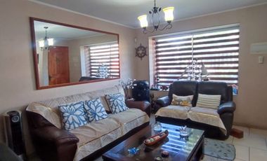 LINDA CASA CON GRAN TERRAZA TECHADA Y PATIO